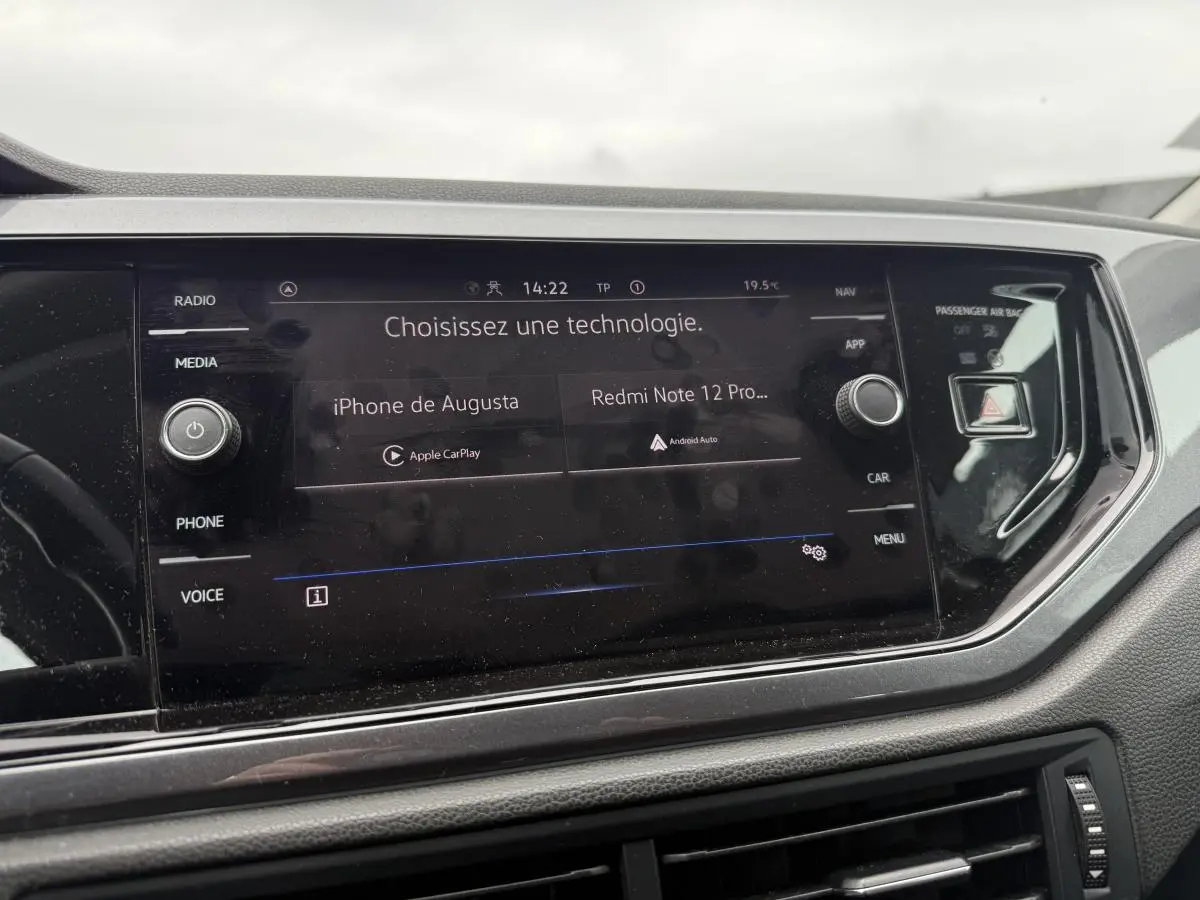 Écran tactile central du tableau de bord de la Volkswagen Polo 1.0 TSI R-Line avec interface Apple CarPlay et Android Auto.