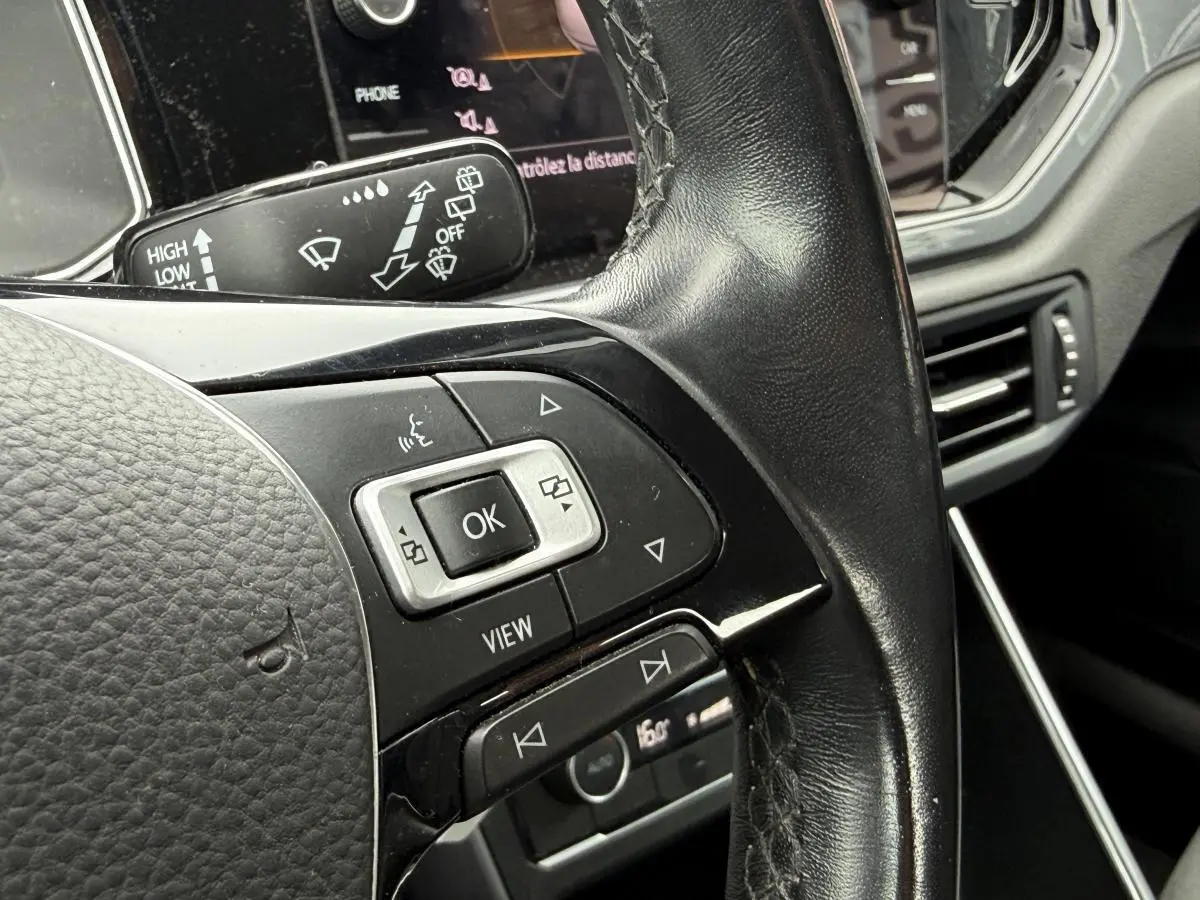 Gros plan sur les commandes du volant en cuir noir de la Volkswagen Polo 1.0 TSI R-Line 2021.