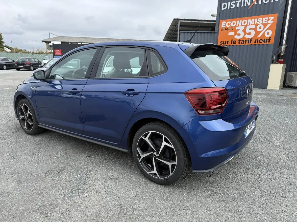 Volkswagen Polo 1.0 TSI R-Line bleu vue 3/4 arrière droit avec jantes alliage spécifiques et spoiler R-Line