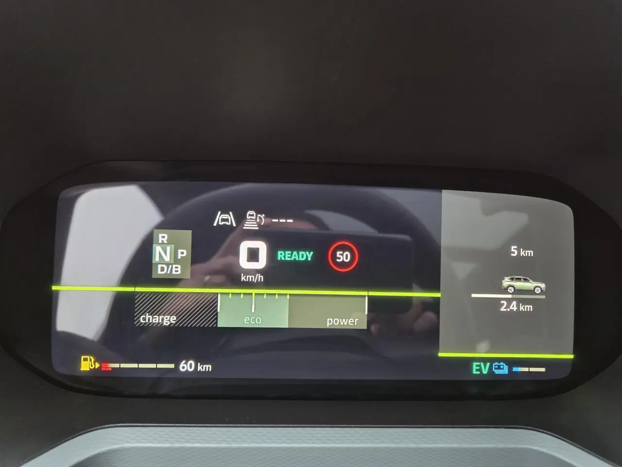 Affichage numérique du tableau de bord du Dacia Bigster hybride montrant vitesse, mode eco et autonomie restante.