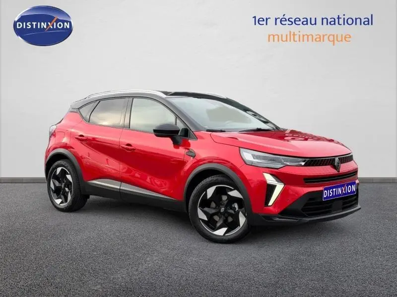 Vue 3/4 avant d'un Renault Captur 2025 Rouge Flamme avec jantes noires et détails noirs contrastants.