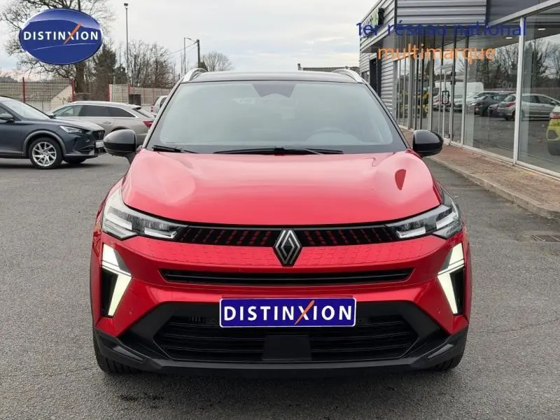 Vue frontale d'un Renault Captur 1.0 Eco-G 100ch Techno rouge flamme 2025 avec éclairage LED distinctif.