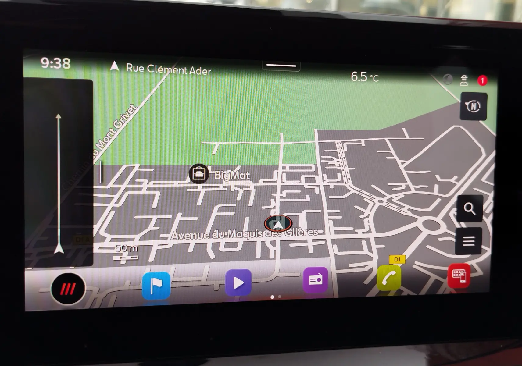 Écran tactile du système de navigation du SEAT Arona 2023 affichant une carte routière en mode jour.