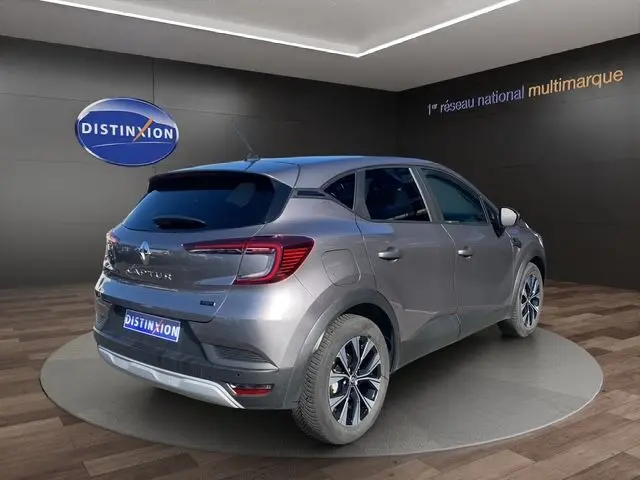 Vue 3/4 arrière droite du Renault Captur E-Tech Full Hybrid gris Cassiopée 2023 avec jantes alliage et vitres teintées.
