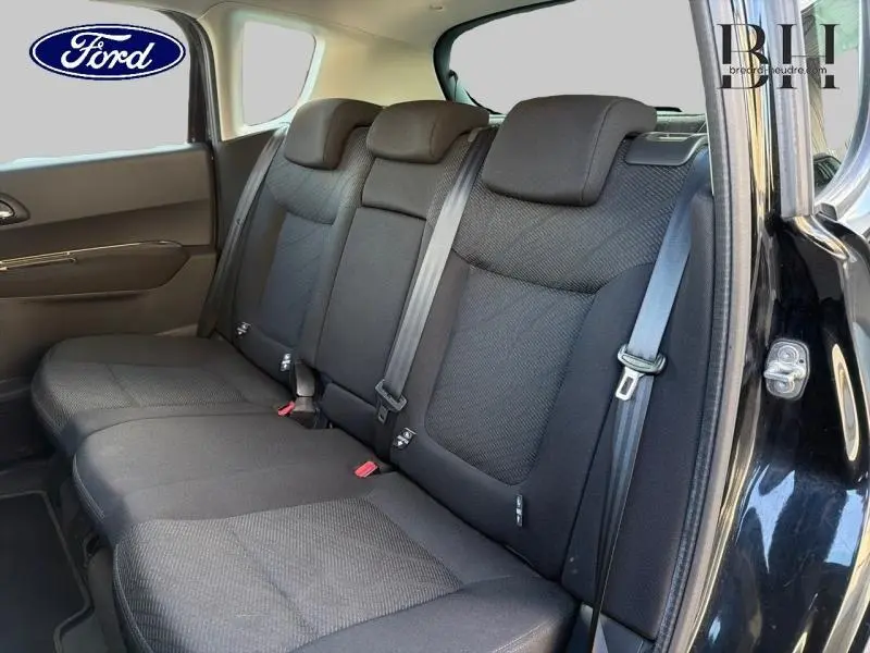 Vue intérieure côté droit montrant la banquette arrière en tissu noir du Peugeot 3008 noir Perla Nera, 2012.