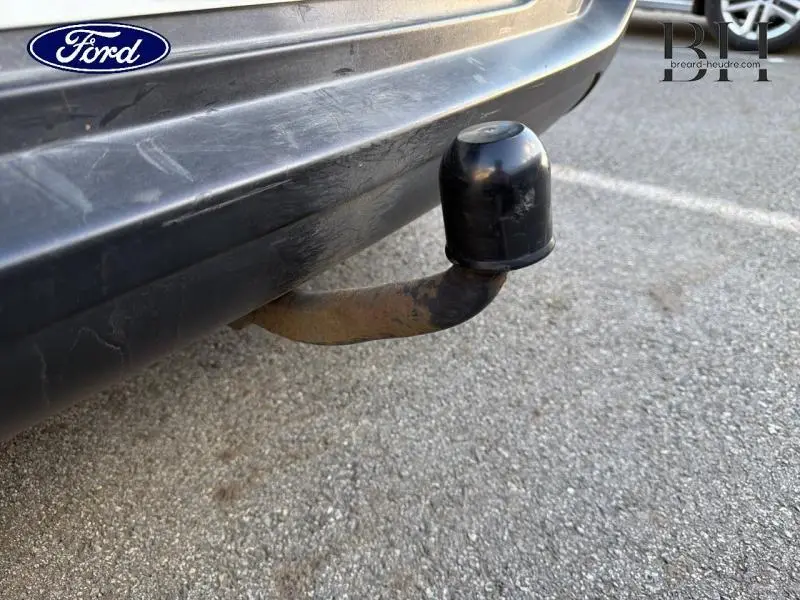 Gros plan sur l'attelage arrière noir d'un Peugeot 3008 noir Perla Nera, avec pare-chocs visible en arrière-plan.