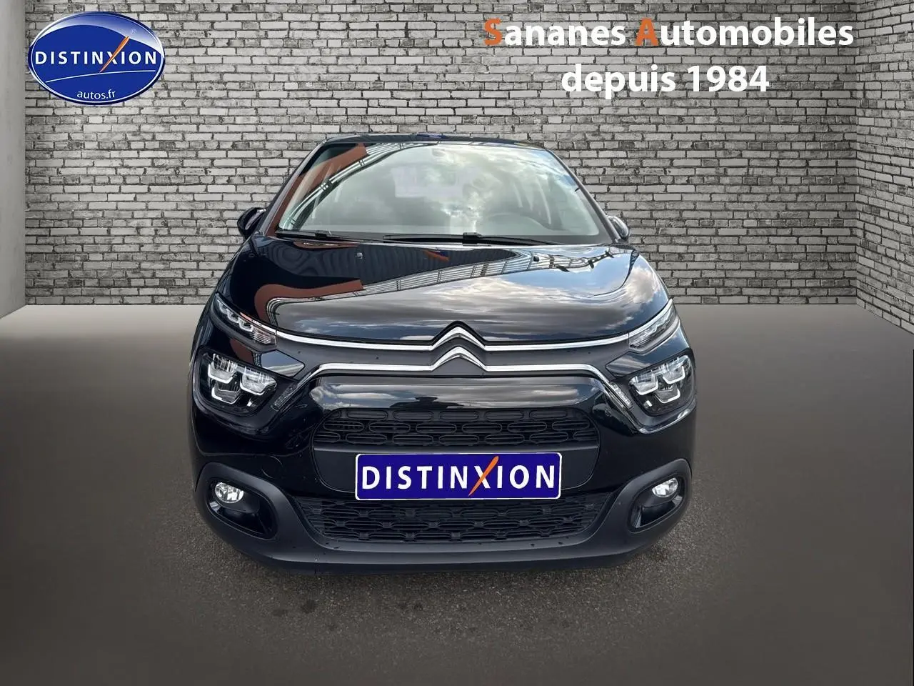 Vue frontale d'une Citroën C3 noire 2023 avec projecteurs antibrouillard et calandre chromée brillante.