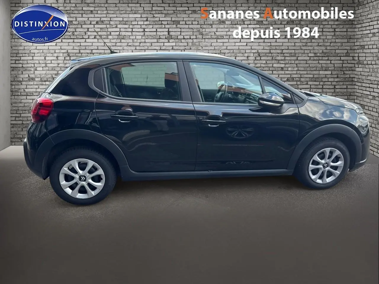 Profil latéral droit d'une Citroën C3 noire 2023 avec jantes alliage et rétroviseurs noirs brillants.