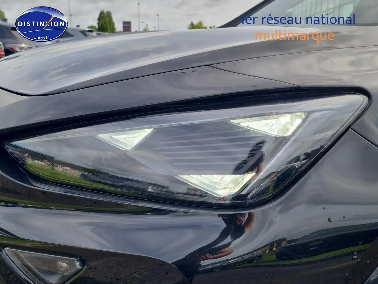 Gros plan sur le phare avant droit du CUPRA Formentor noir midnight, soulignant son design anguleux et moderne.