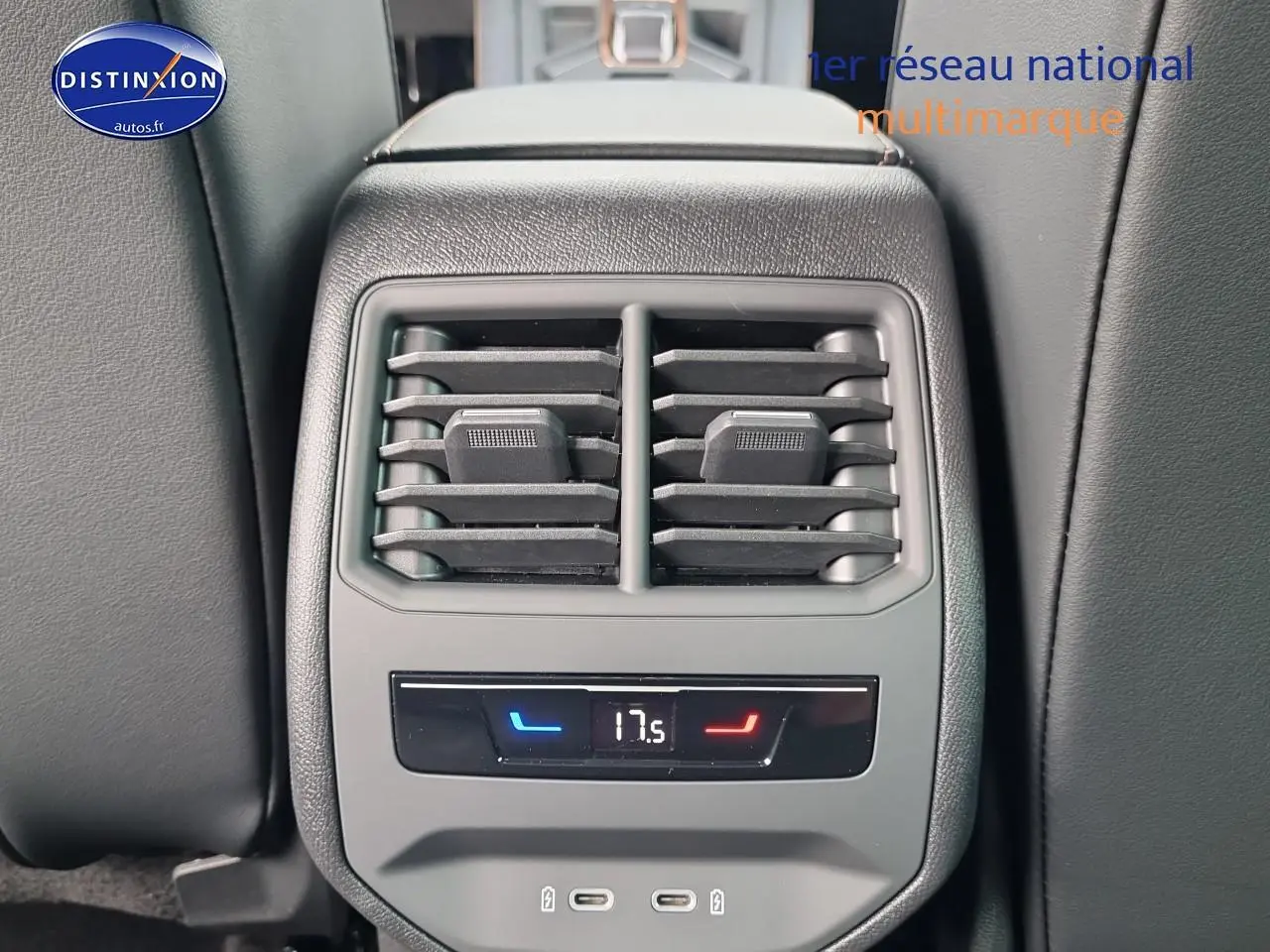 Détail des aérateurs arrière et commande de climatisation à 17,5°C dans l'habitacle noir du Cupra Formentor 2025