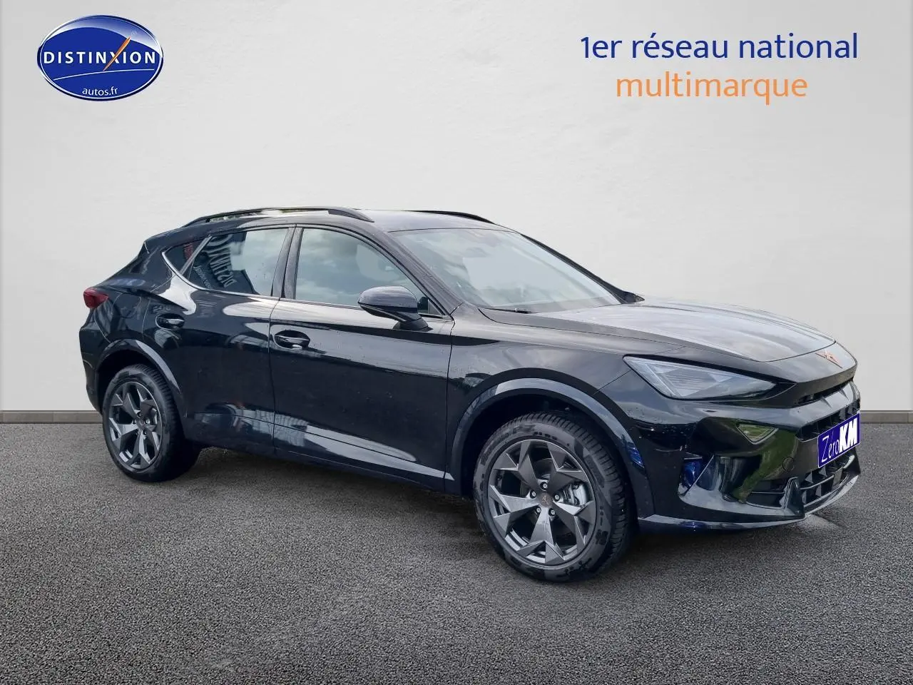 Vue 3/4 avant droit d'un CUPRA Formentor 1.5 etsi hybrid noir midnight avec jantes alu 18 pouces.