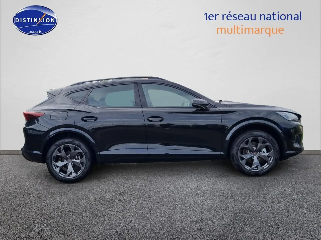 Profil côté gauche du CUPRA Formentor 1.5 etsi hybrid noir midnight avec jantes alu 18 pouces et barres de toit.