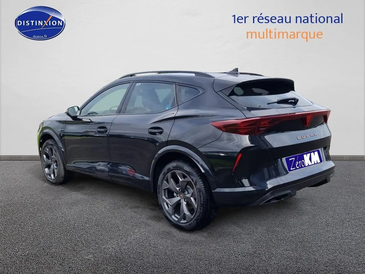 Vue 3/4 arrière droite du CUPRA Formentor noir midnight 2025 avec jantes alu 18 pouces et feux arrière LED.