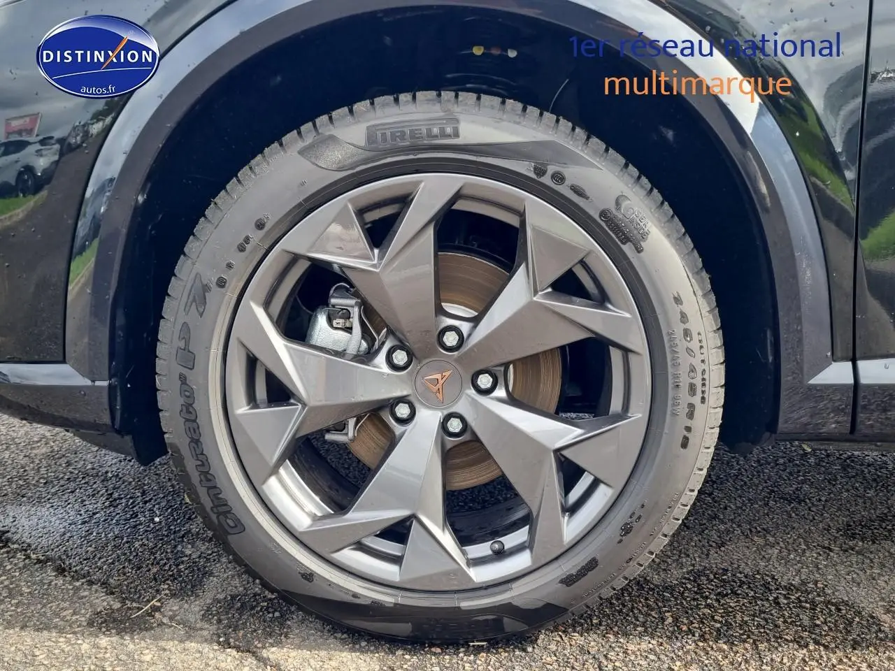 Gros plan sur la jante alu 18 pouces au design anguleux du CUPRA Formentor noir midnight, avec pneu Pirelli visible.