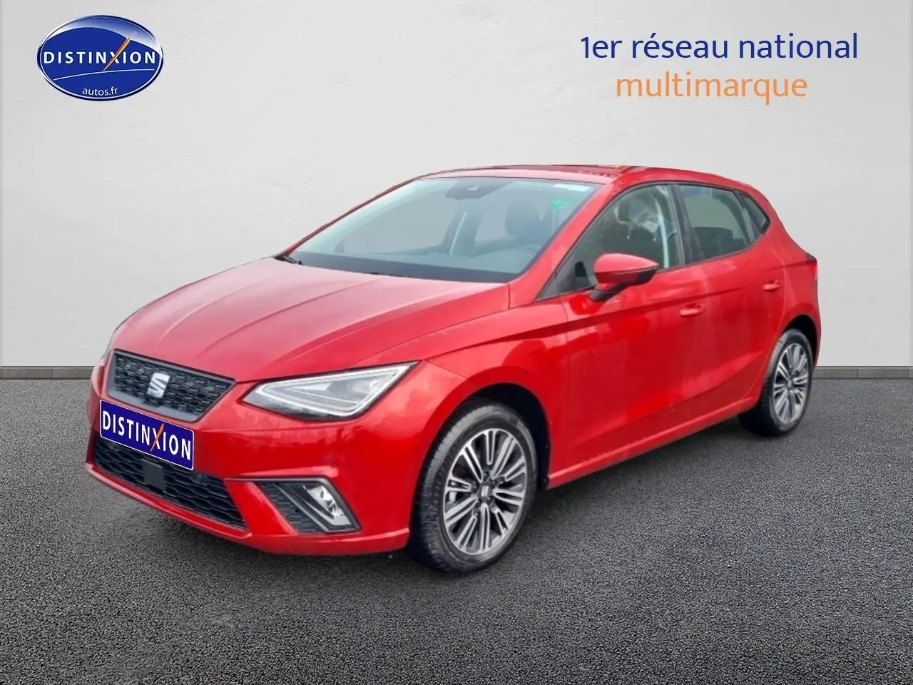 SEAT Ibiza rouge désir vue 3/4 avant droite sur fond neutre avec jantes alliage design.