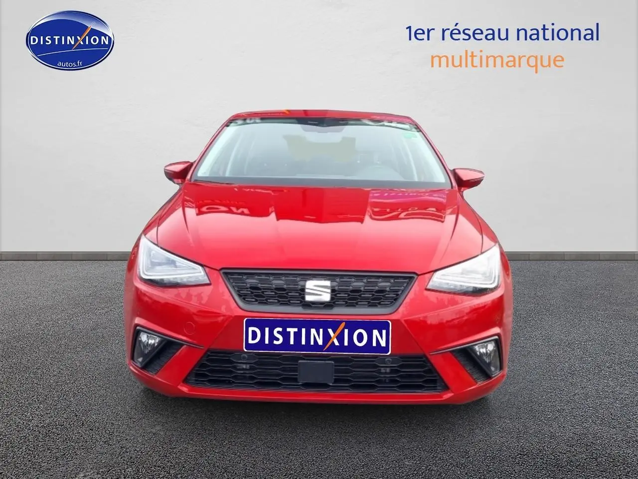 Vue frontale d'une SEAT Ibiza 1.0 TSI 95 Copa rouge désir avec phares full LED et calandre noire.