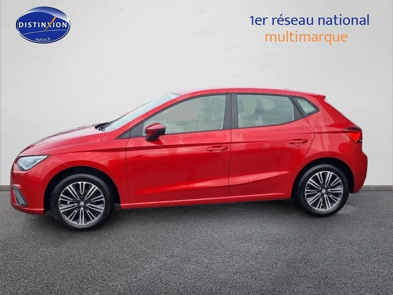 Profil côté gauche d'une SEAT Ibiza 1.0 TSI 95 Copa rouge désir avec jantes alliage 16 pouces sur fond neutre.