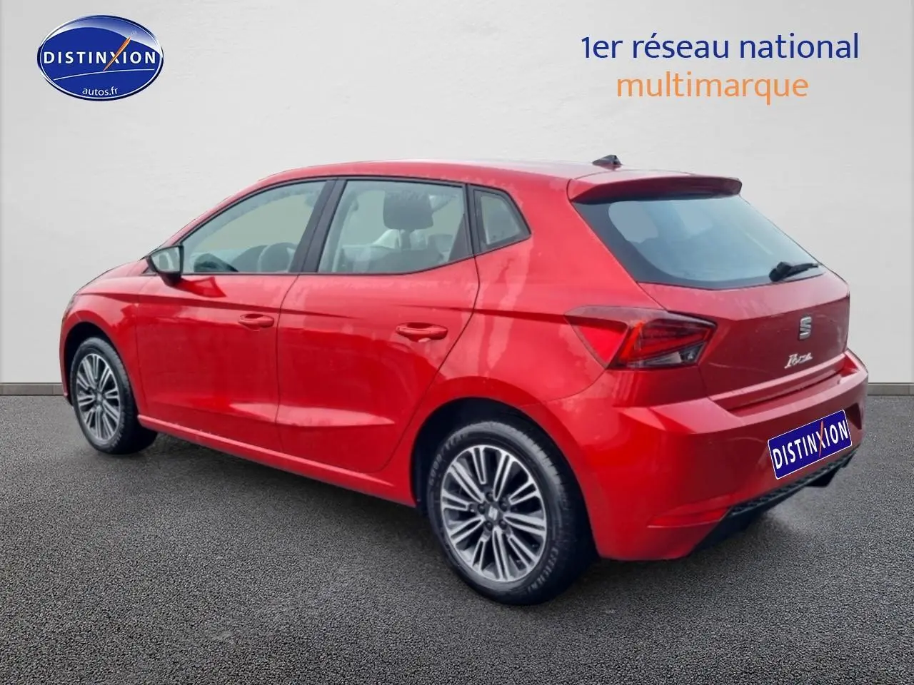 Vue 3/4 arrière droite d'une SEAT Ibiza rouge désir avec jantes alliage et feux arrière LED.