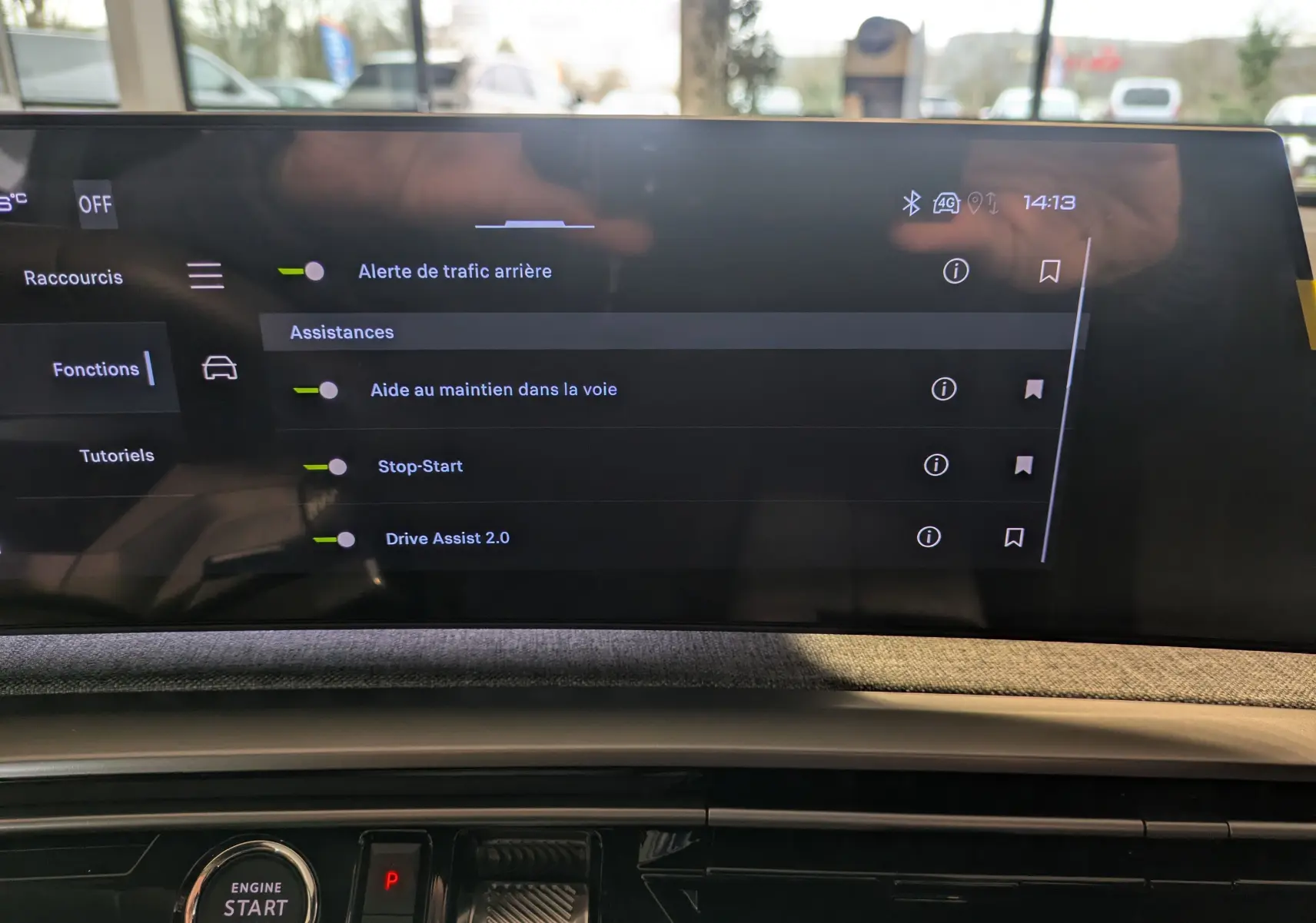 Vue intérieure du tableau de bord du Peugeot 3008 blanc, écran tactile affichant les assistances à la conduite activées.