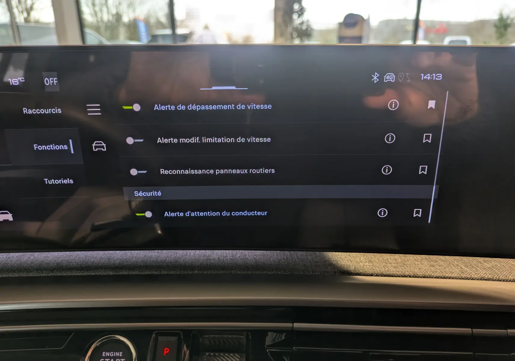 Écran tactile central du Peugeot 3008 blanc, affichant les options d’alerte de sécurité et de reconnaissance des panneaux.