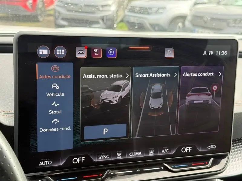 Écran tactile du système d’assistance de la CUPRA Formentor blanc Nevada, vue intérieure du tableau de bord.