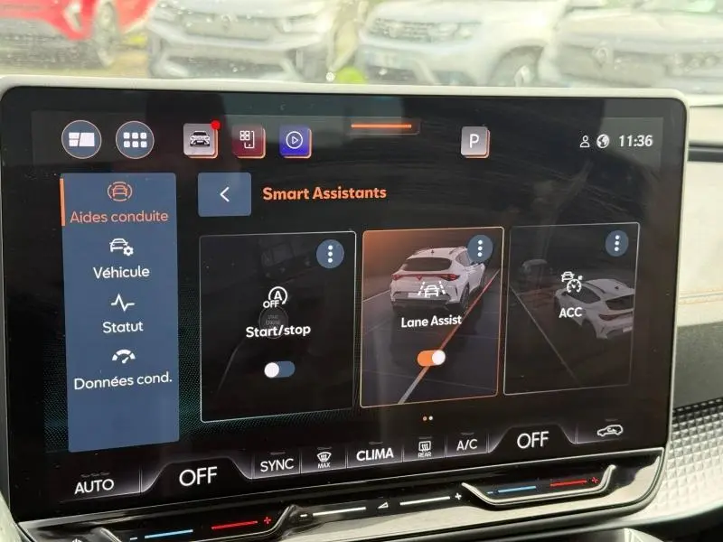 Écran tactile intérieur montrant les assistants de conduite du CUPRA Formentor blanc Nevada, vue frontale du tableau de bord.