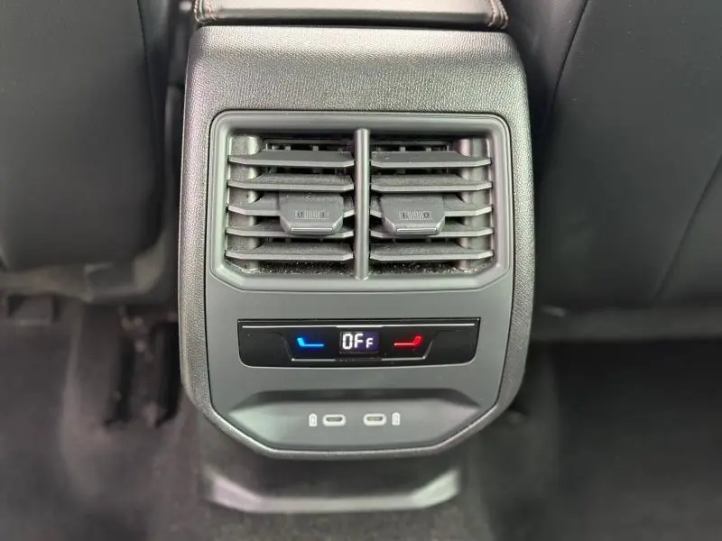 Vue rapprochée des aérateurs arrière et commandes de climatisation avec ports USB du CUPRA Formentor blanc Nevada 2025.