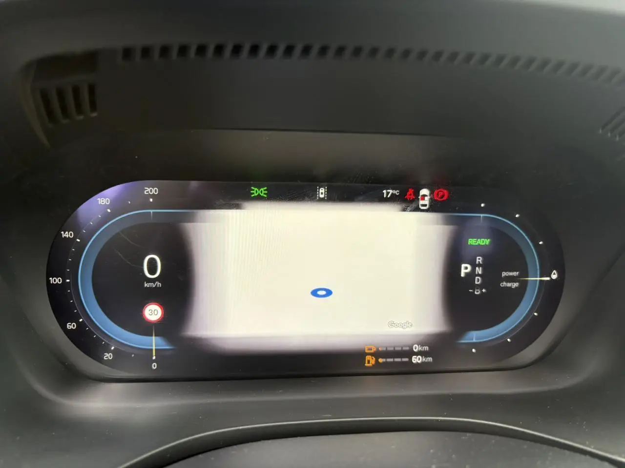 Combiné d'instruments digital 12,3 pouces du Volvo XC60 2024, affichage vitesse, mode P et indications de charge hybride.
