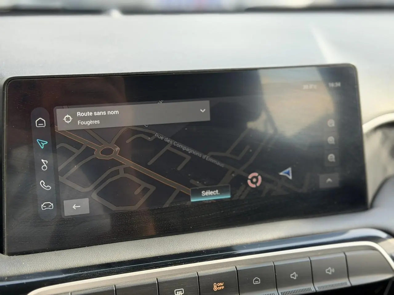 Écran tactile central du MG3 1.5 Hybrid+ 2024 affichant la navigation avec carte et options connectées.