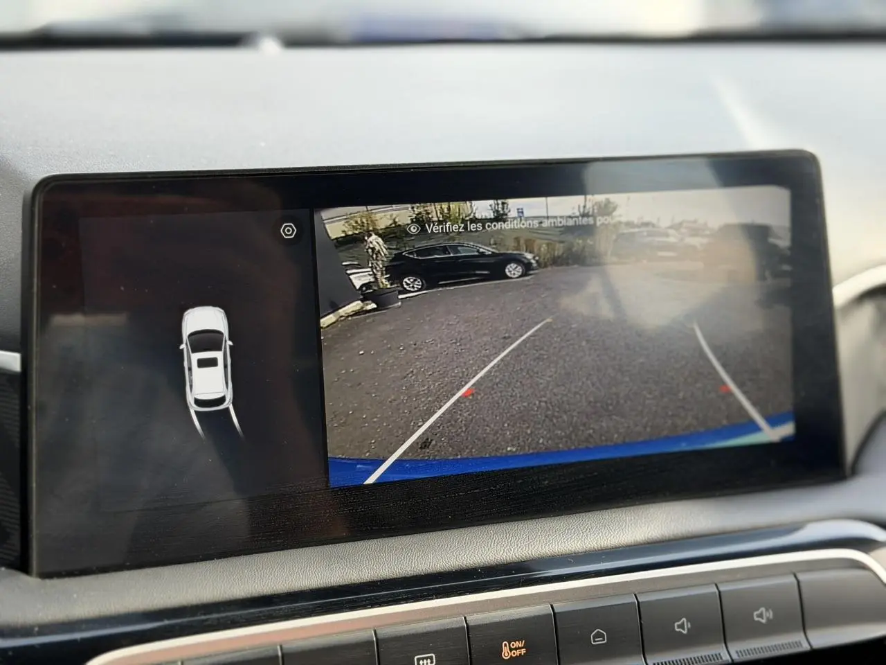 Écran tactile central montrant la caméra de recul et l'aide au stationnement du MG3 1.5 Hybrid+ 2024.