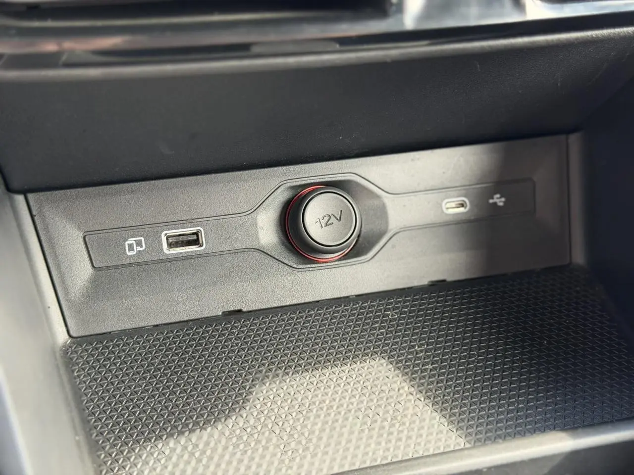 Gros plan sur la prise 12V et ports USB intégrés dans la console centrale du MG3 1.5 Hybrid+ 2024.