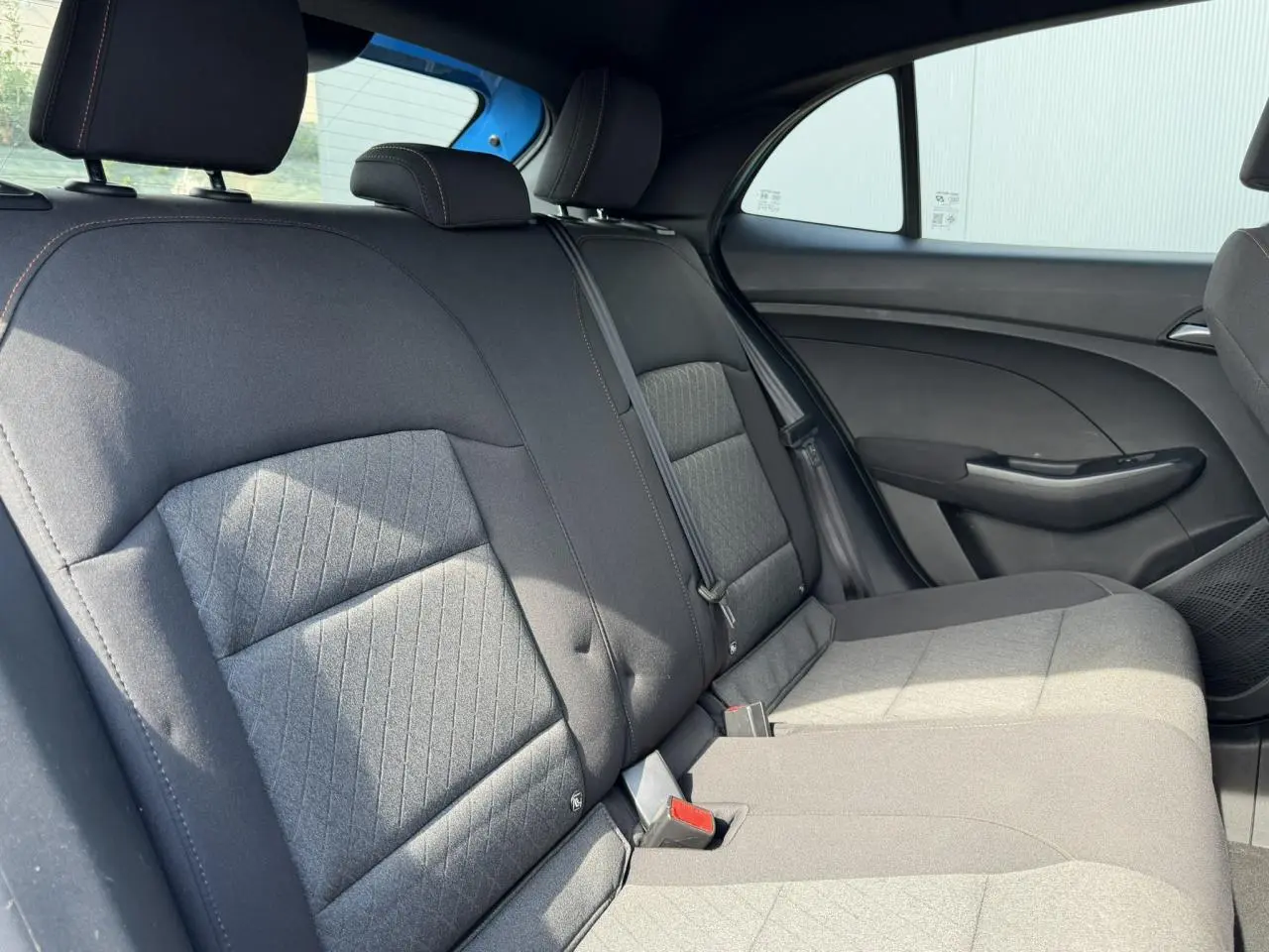 Vue latérale intérieure des sièges arrière en tissu noir de la MG3 1.5 Hybrid+ 195 Comfort 2024.