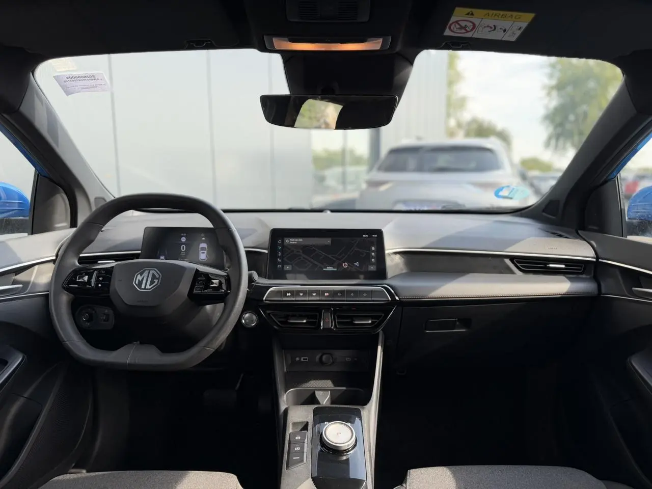Vue intérieure frontale du tableau de bord du MG3 1.5 Hybrid+ 195 Comfort avec écran tactile central et volant multifonction.