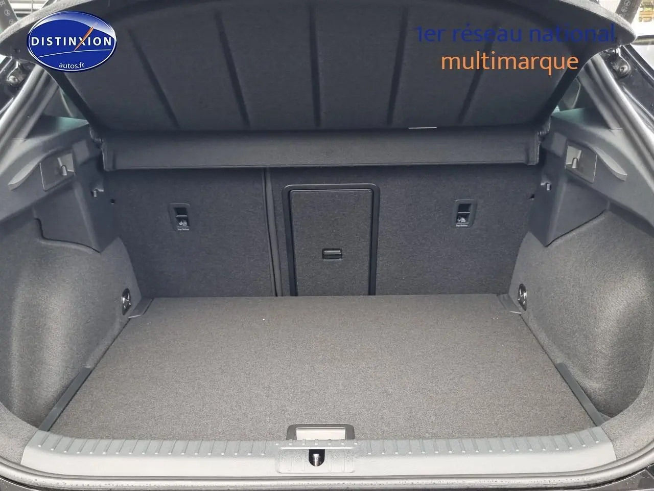 Coffre ouvert du CUPRA Formentor noir midnight 2025, vue intérieure montrant l'espace de chargement et banquette rabattable.