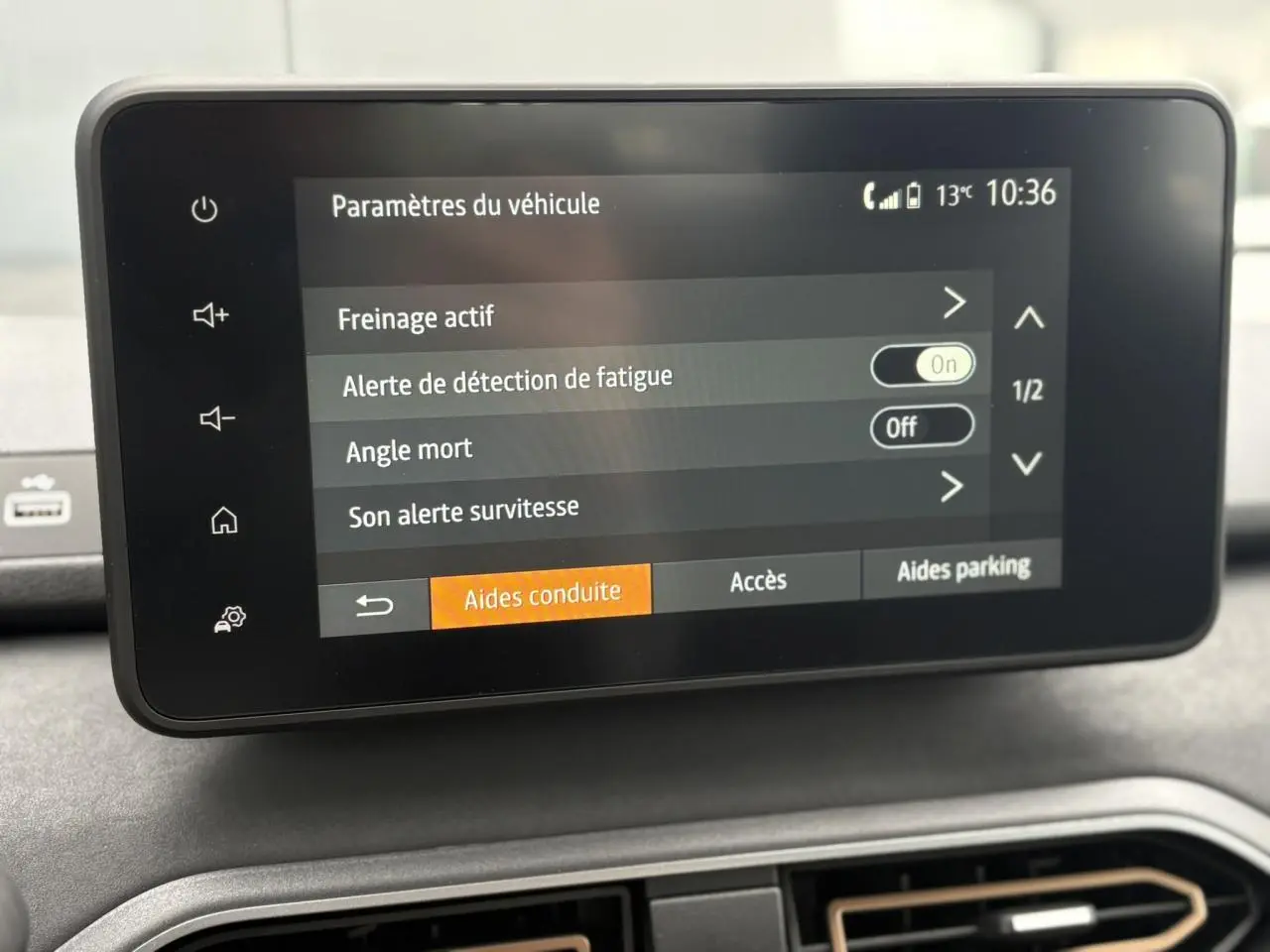 Écran tactile central du tableau de bord de la Dacia Sandero Stepway 2025 affichant les paramètres d'aides à la conduite.