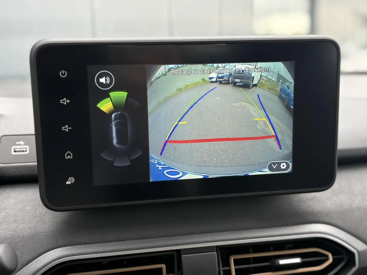 Écran tactile intérieur montrant la caméra de recul et l'aide au stationnement du Dacia Sandero Stepway Gris Schiste.