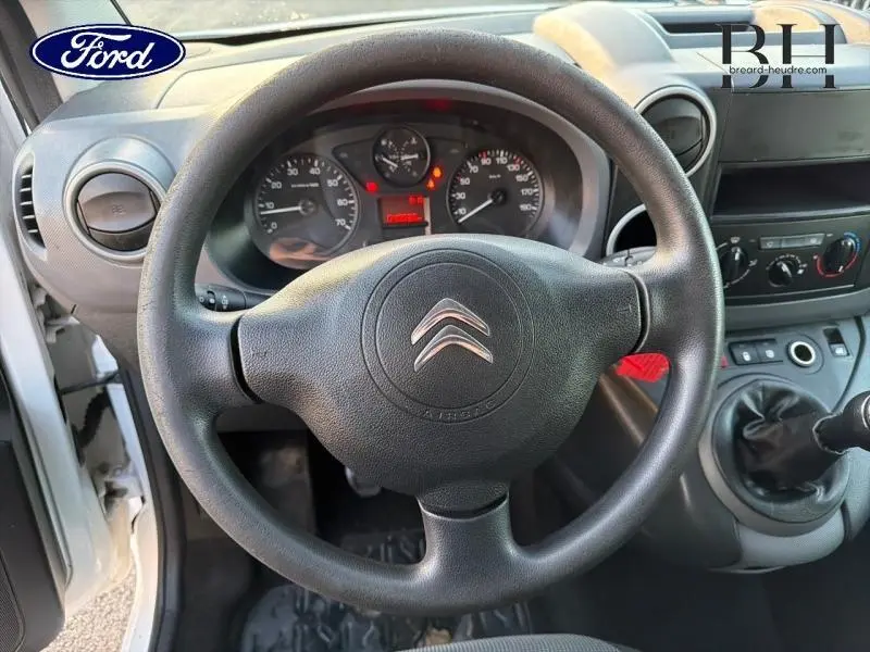 Vue intérieure centrée sur le volant noir de la Citroën Berlingo 2017 avec tableau de bord et levier de vitesses manuel.