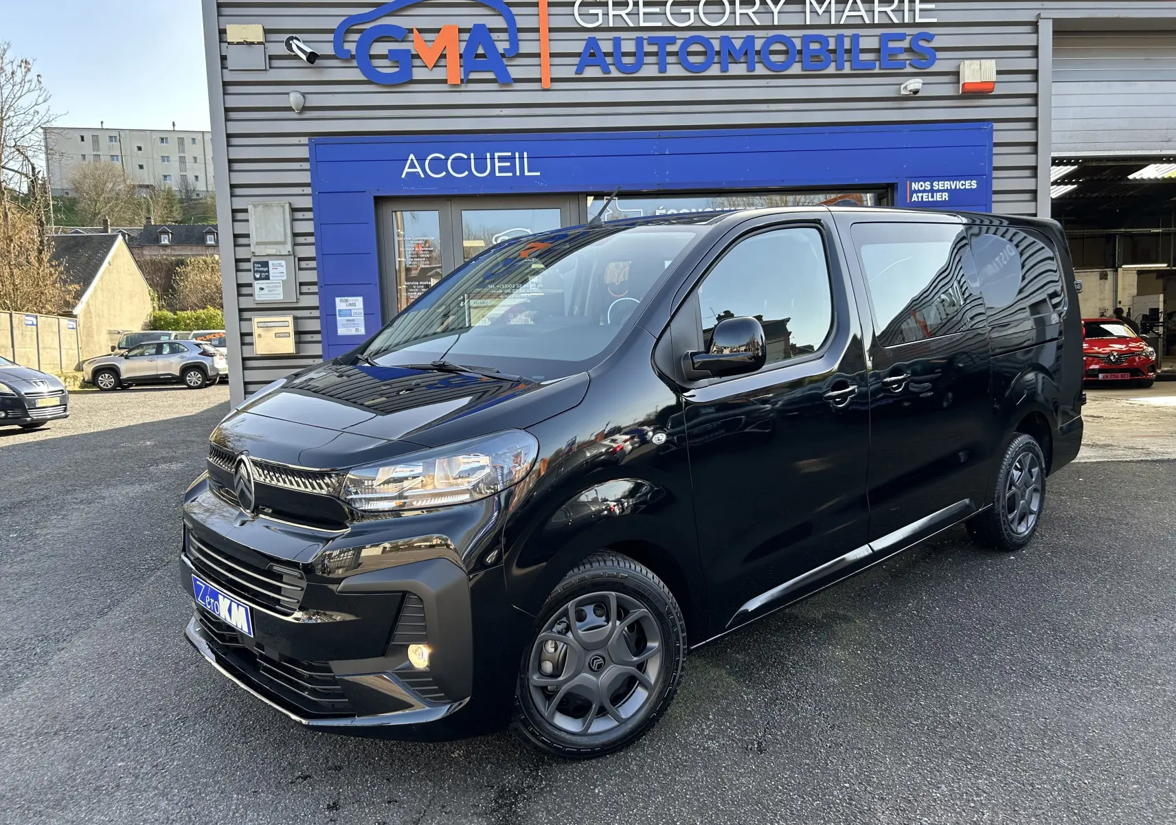 Vue 3/4 avant droit d’un Citroën Jumpy Cabine Approfondie noir, avec jantes tôles noires et boucliers demi-peints.