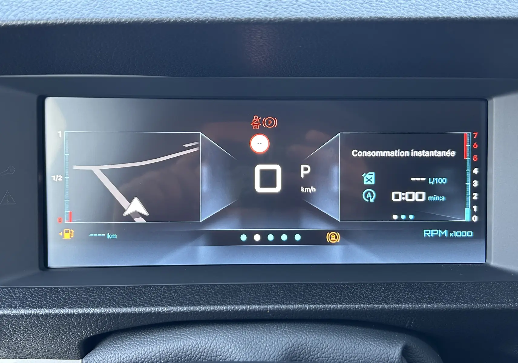 Écran numérique du tableau de bord du Citroën Jumpy noir, affichant la vitesse, la navigation et la consommation instantanée.