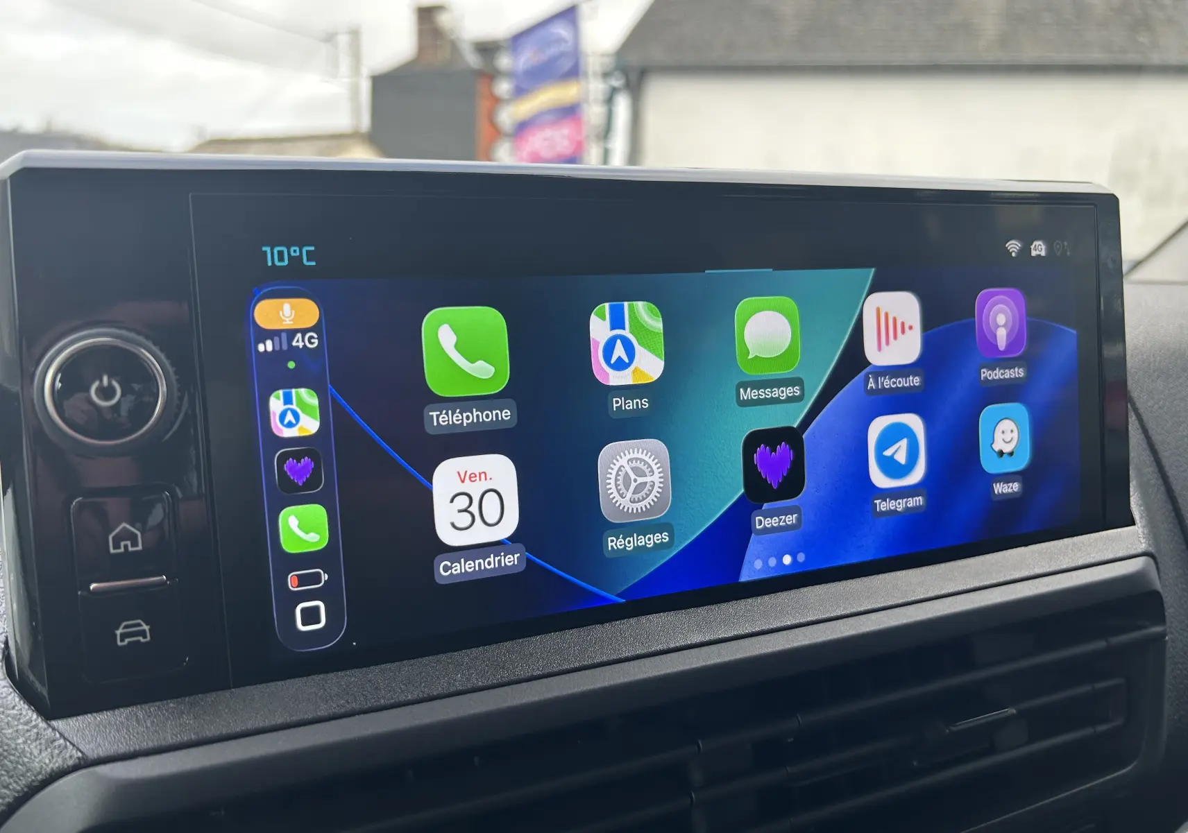 Écran tactile intérieur du Citroën Jumpy Cabine Approfondie 2025 affichant plusieurs applications connectées.