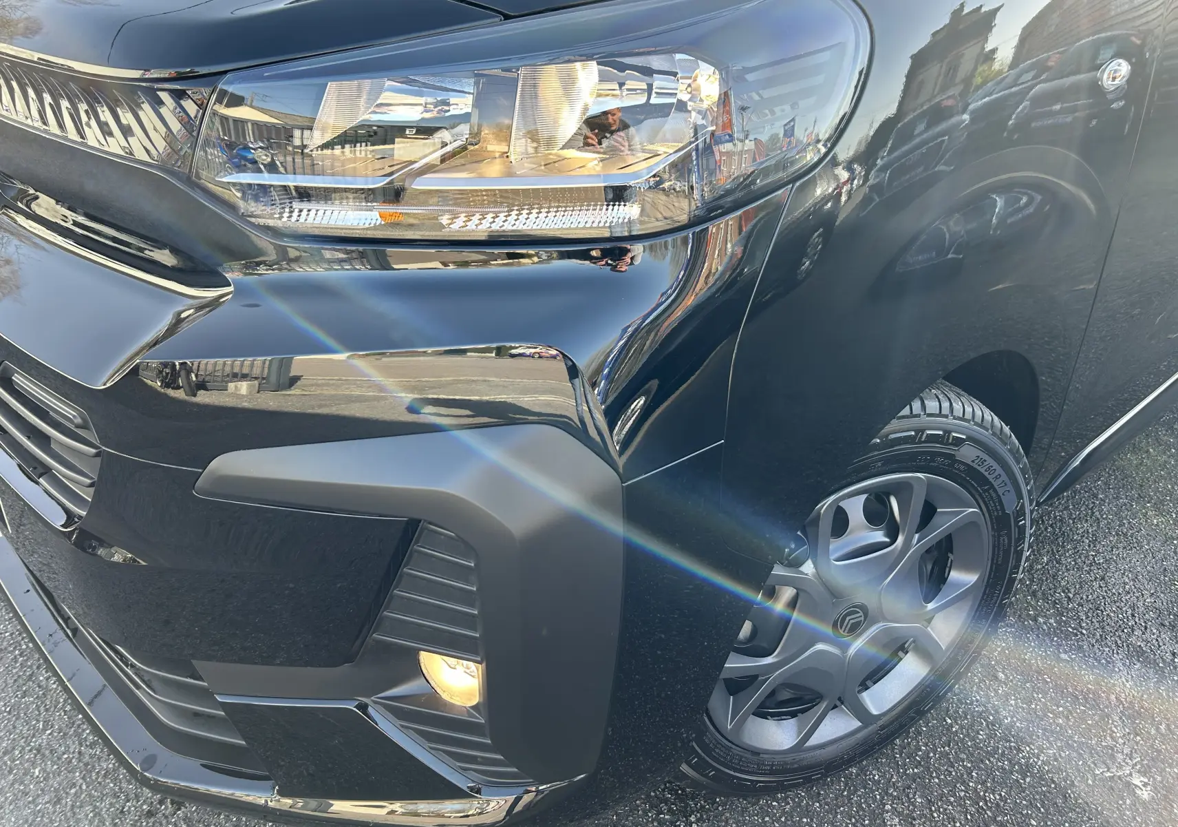 Gros plan sur l'avant droit noir brillant du Citroën Jumpy Cabine Approfondie avec projecteur antibrouillard allumé et jante tôle 17 pouces.