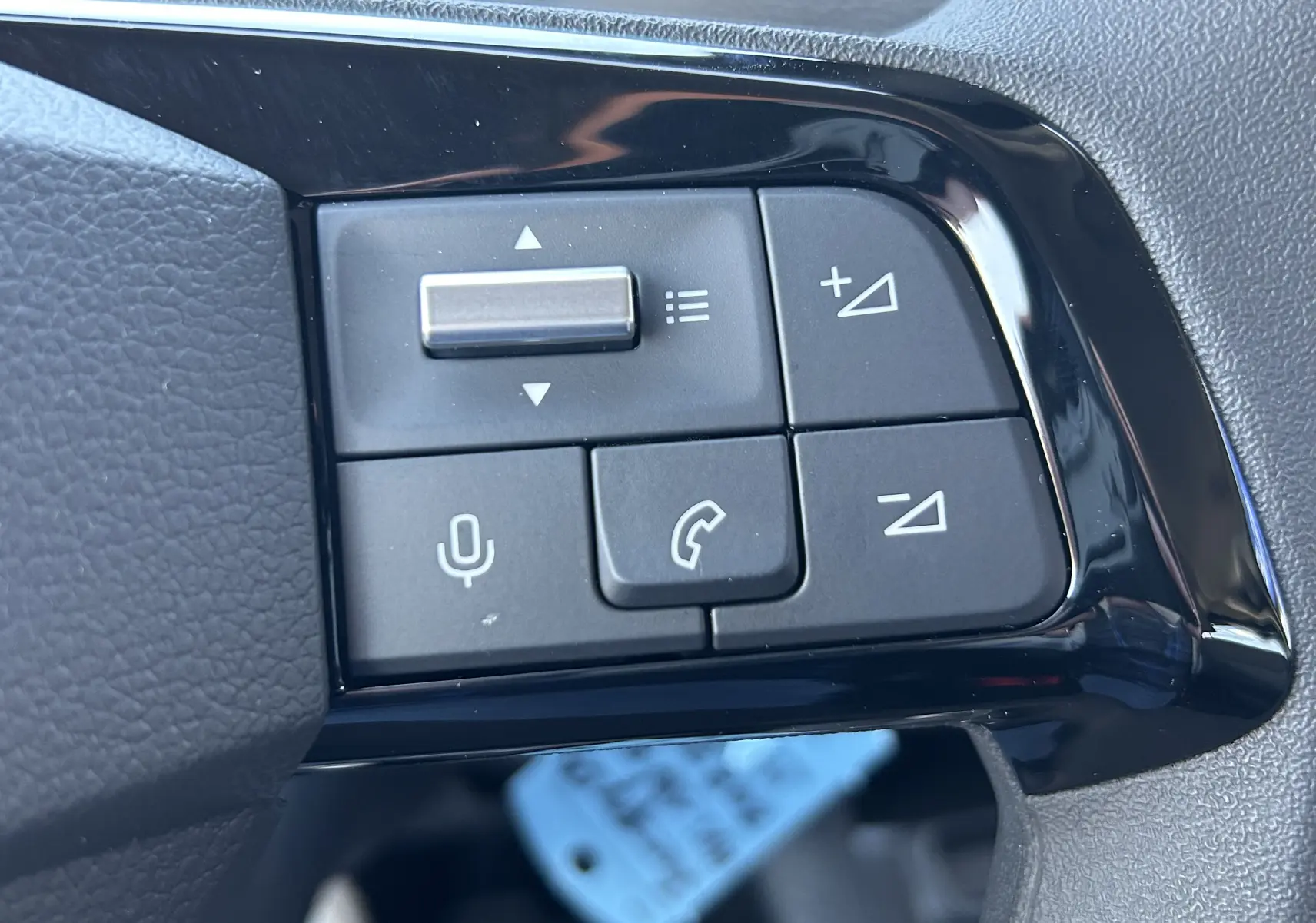 Gros plan sur les commandes au volant noir du Citroën Jumpy Cabine Approfondie 2025, boutons de volume et appel.