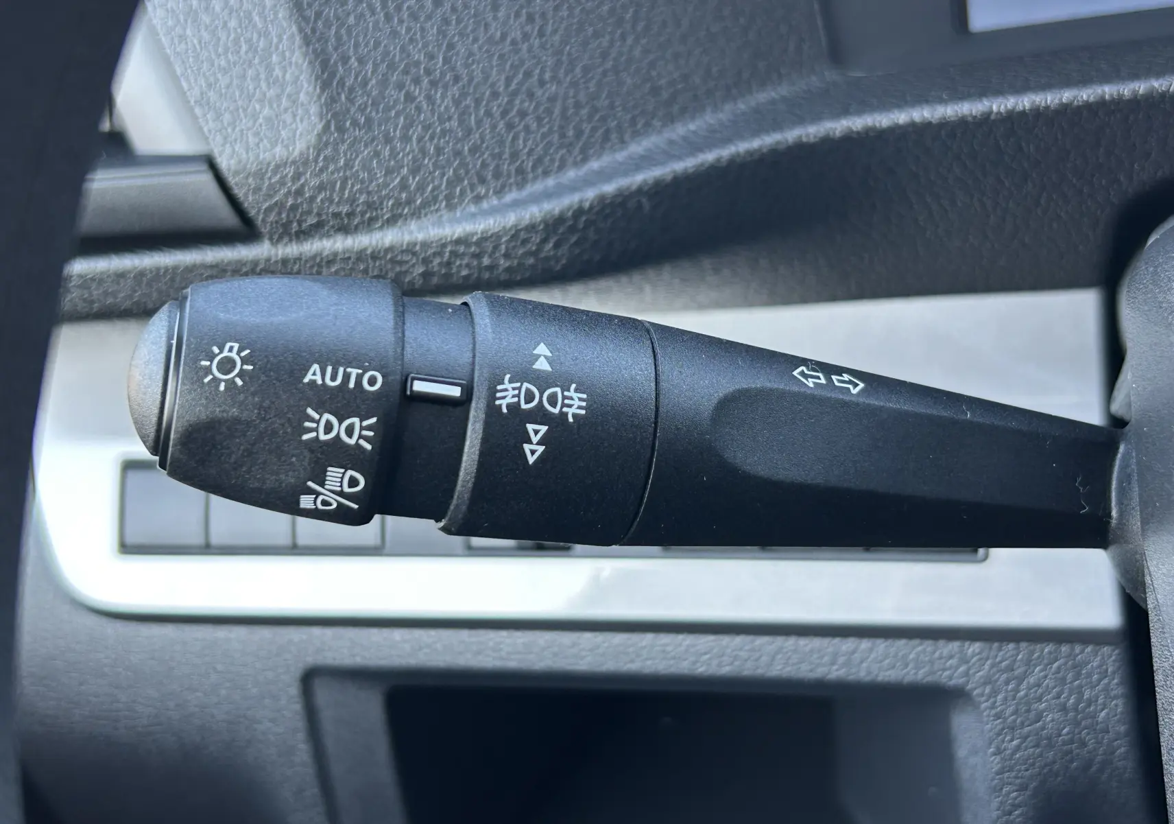 Gros plan sur la commande des feux et clignotants dans l’habitacle du Citroën Jumpy Cabine Approfondie noir.