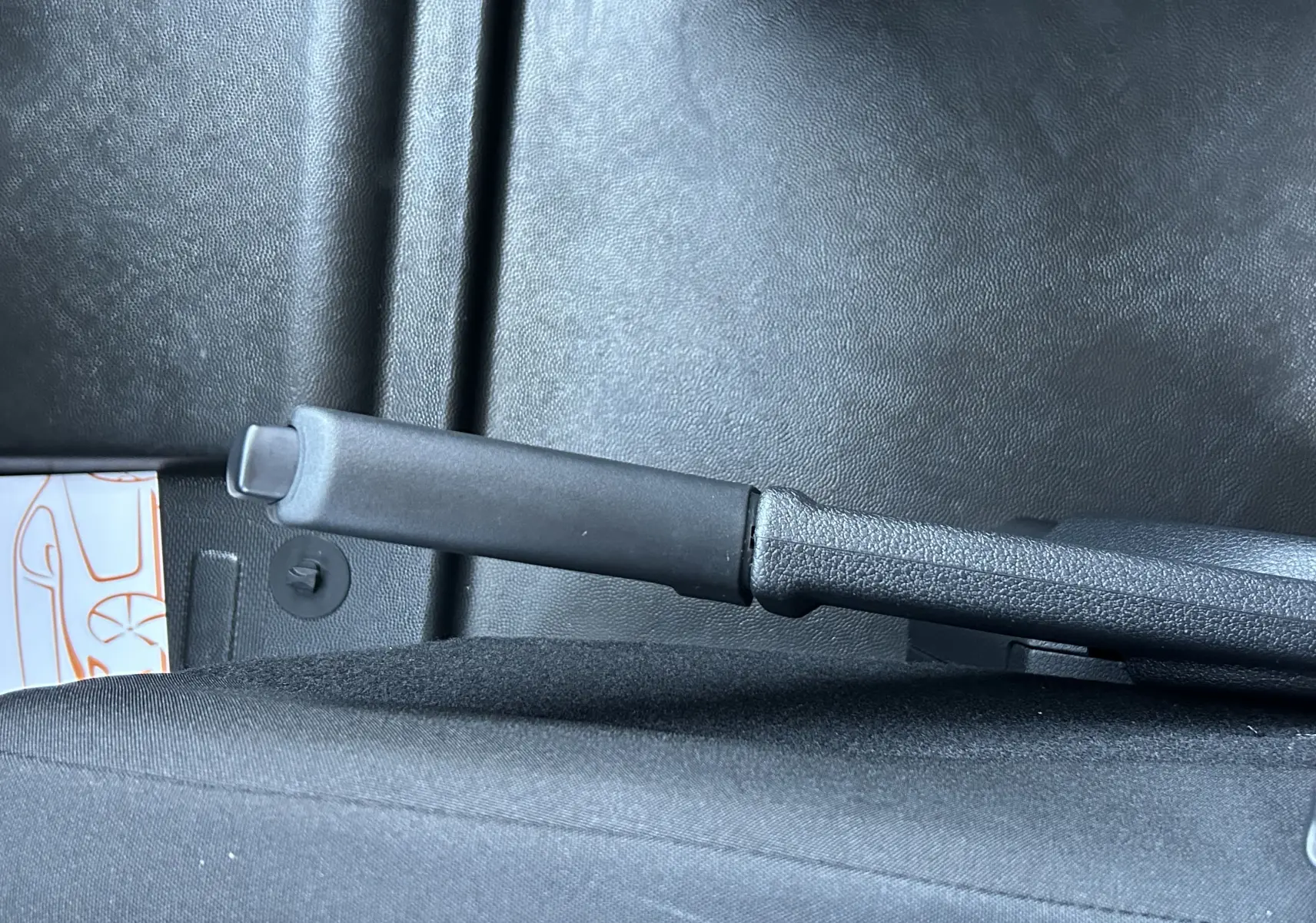 Gros plan sur le frein à main noir dans l'habitacle du Citroën Jumpy Cabine Approfondie 2025.