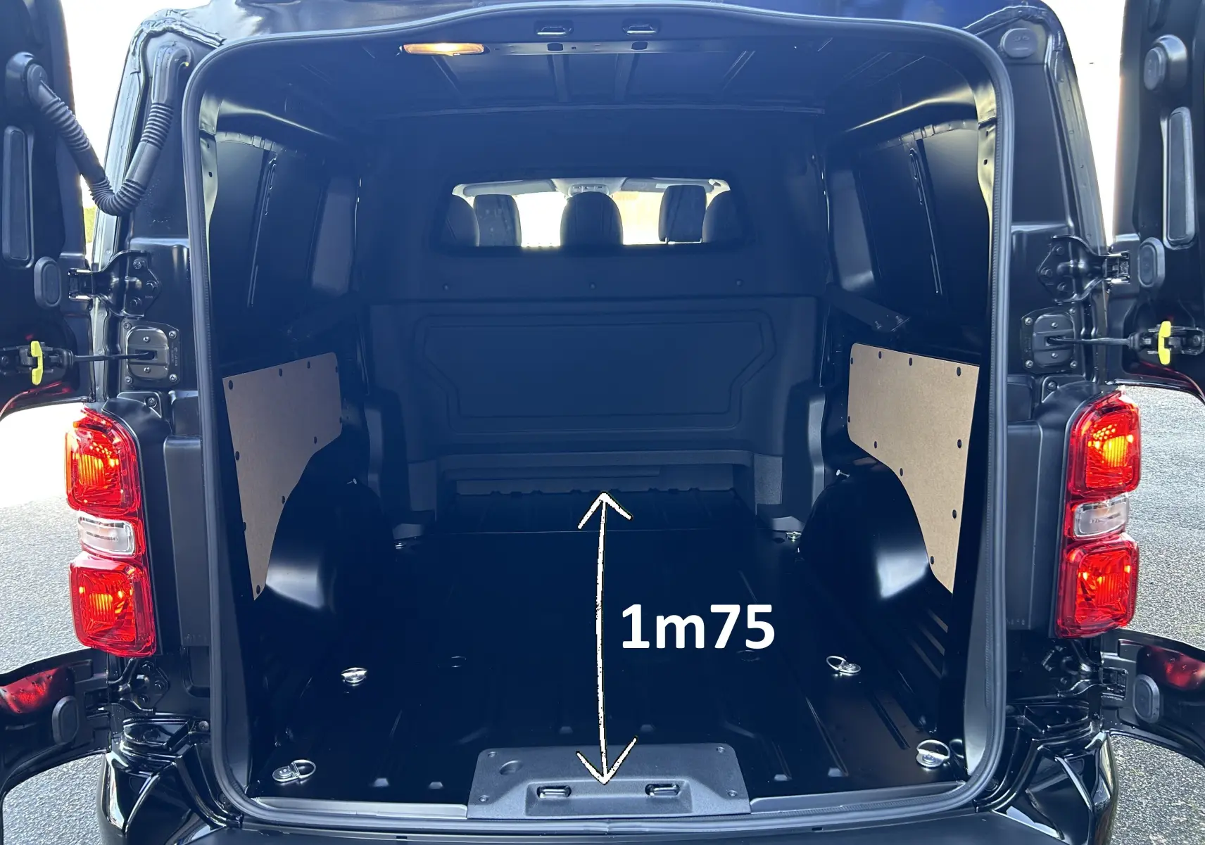 Vue arrière ouverte du Citroën Jumpy Cabine Approfondie noir, montrant l'espace de chargement de 1,75 mètre.