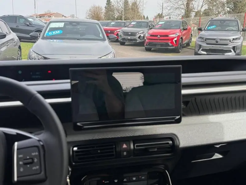 Vue intérieure du tableau de bord de la Citroën C3 1.2 Turbo 100ch MAX 2025 en Gris Mercury, avec écran central et volant partiel visible.