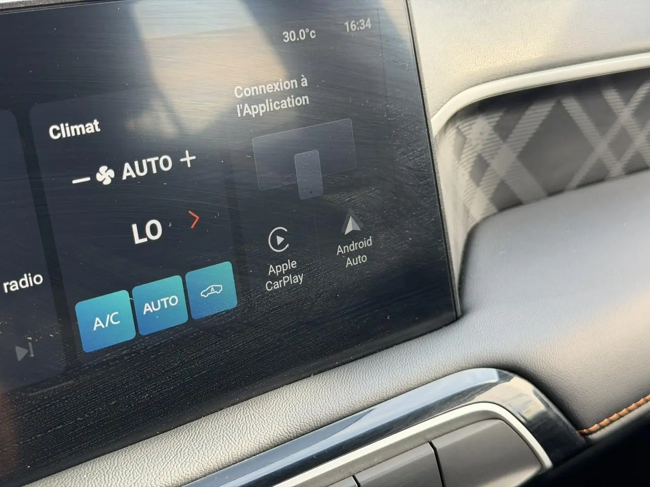 Gros plan sur l'écran tactile central du MG3 2024 montrant les options Apple CarPlay et Android Auto avec tableau de bord gris.