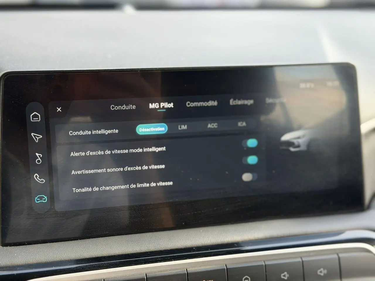 Écran tactile central du MG3 1.5 Hybrid+ 195 Comfort montrant les réglages du système MG Pilot en intérieur.