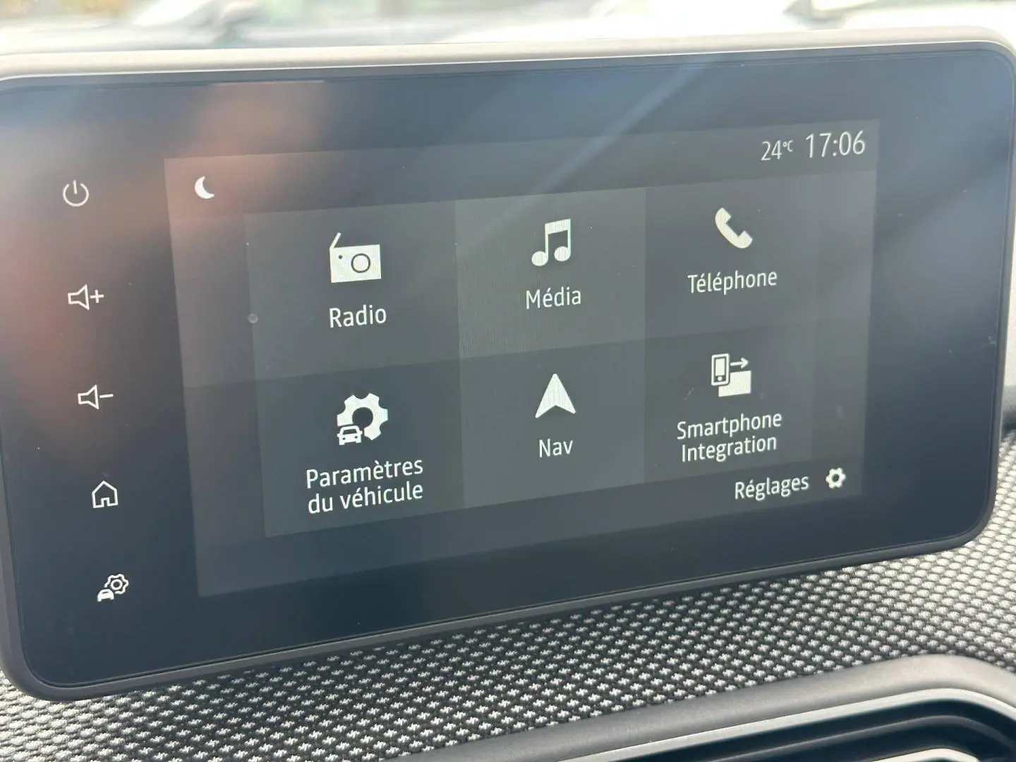 Écran tactile central du tableau de bord du Dacia Jogger affichant les options multimédia et navigation.
