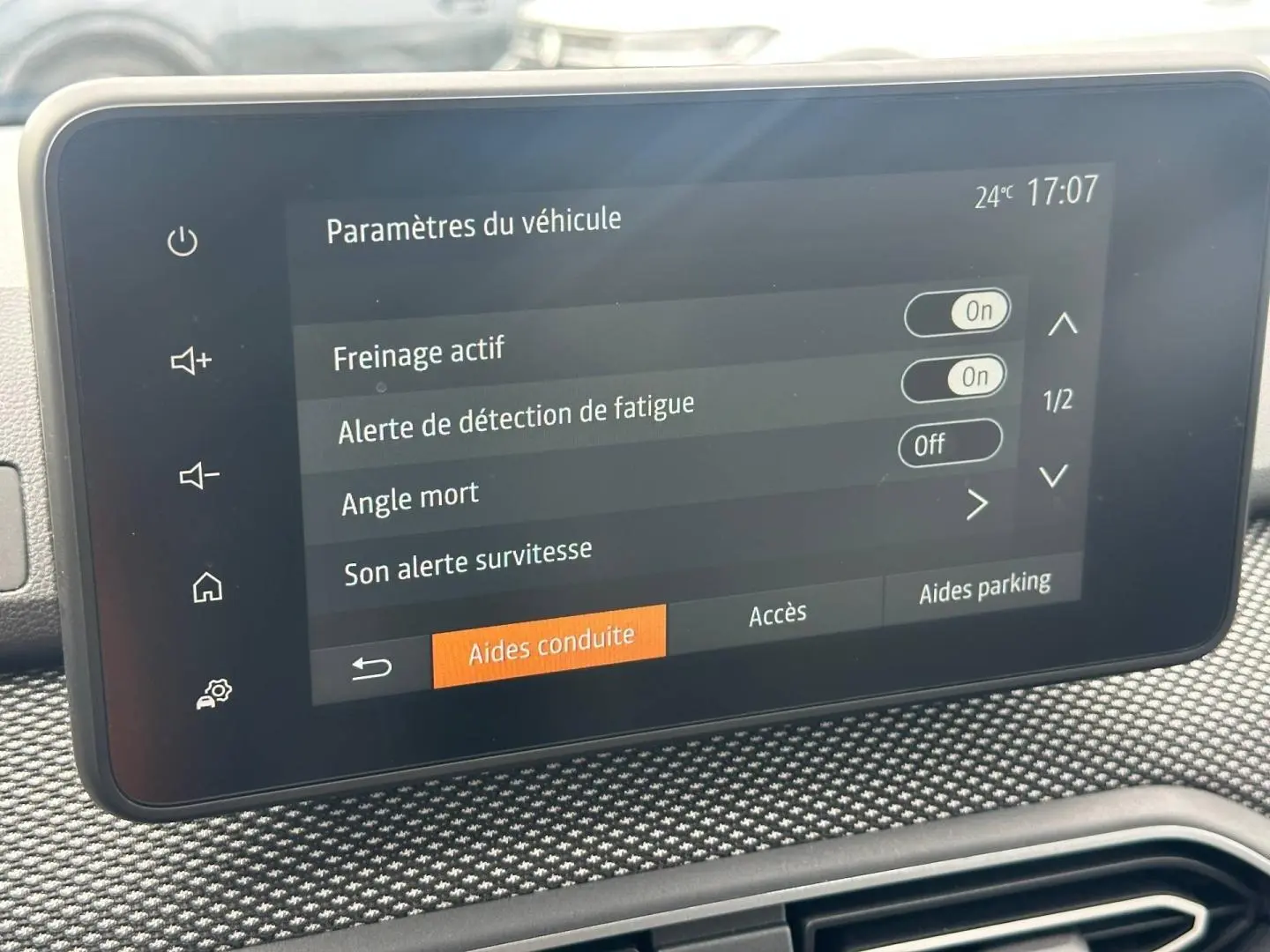 Écran tactile central du tableau de bord du Dacia Jogger affichant les paramètres d’aides à la conduite.